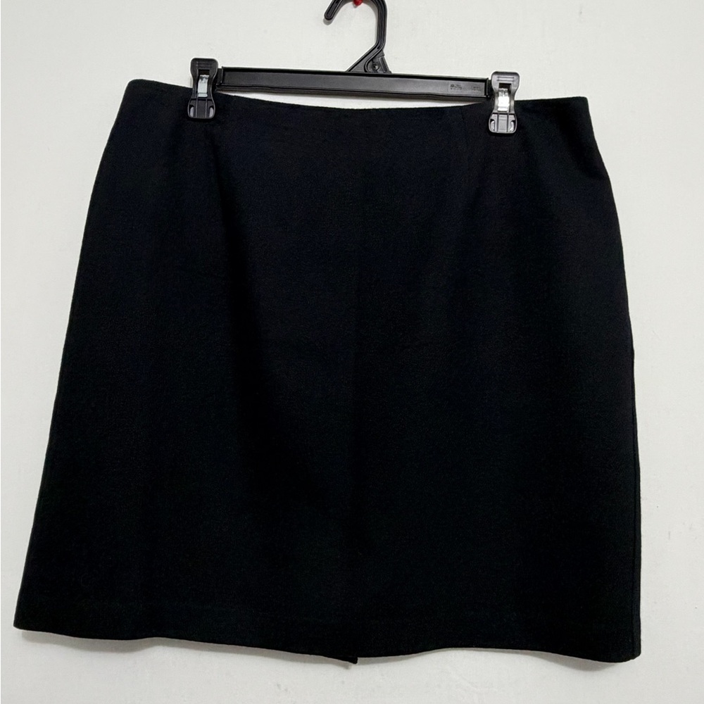 Requirements Petite women’s size 14P Black Wool Skirt A-Line Made USA (A447)✨